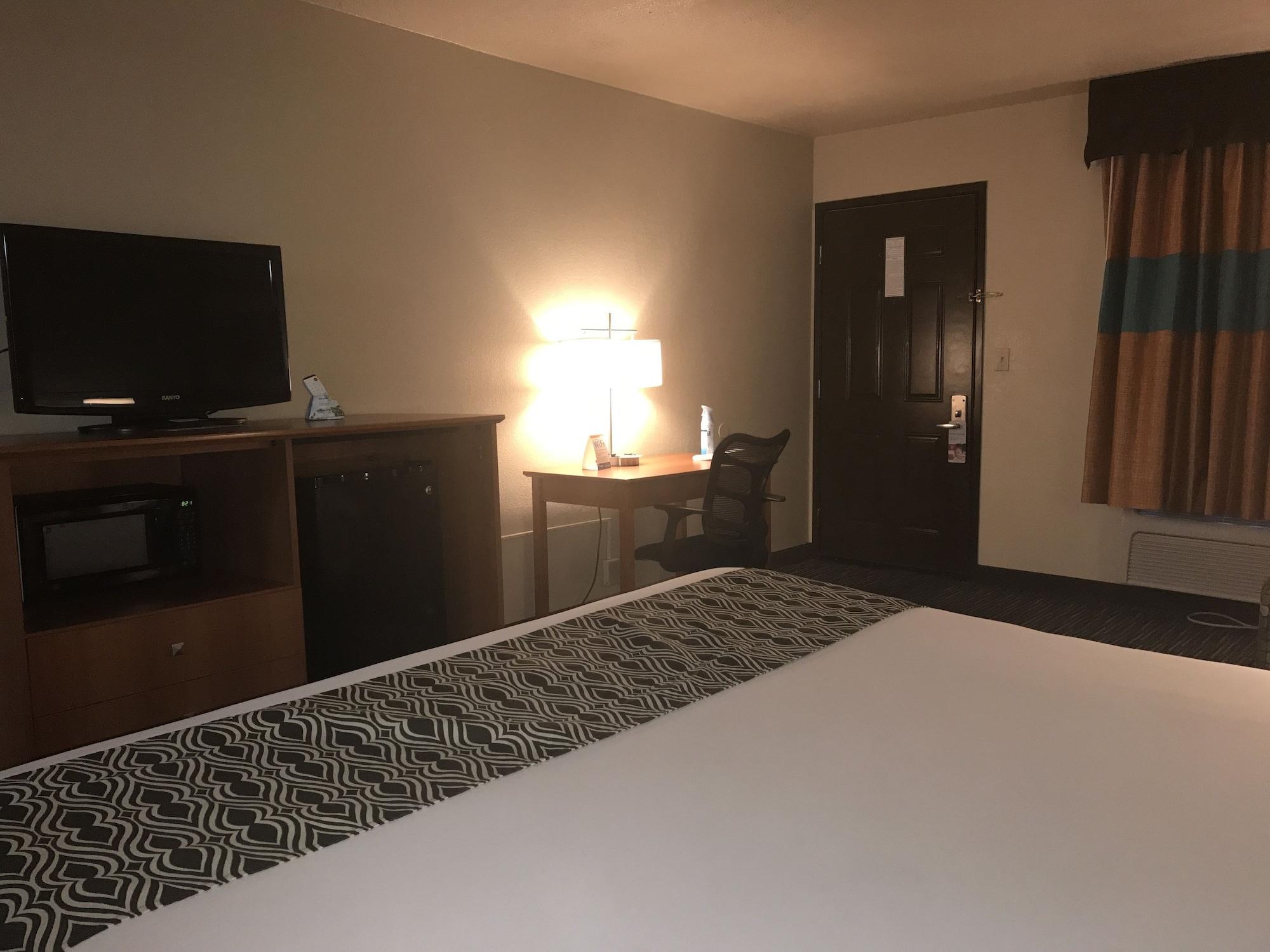 Ramada By Wyndham Louisville North Экстерьер фото